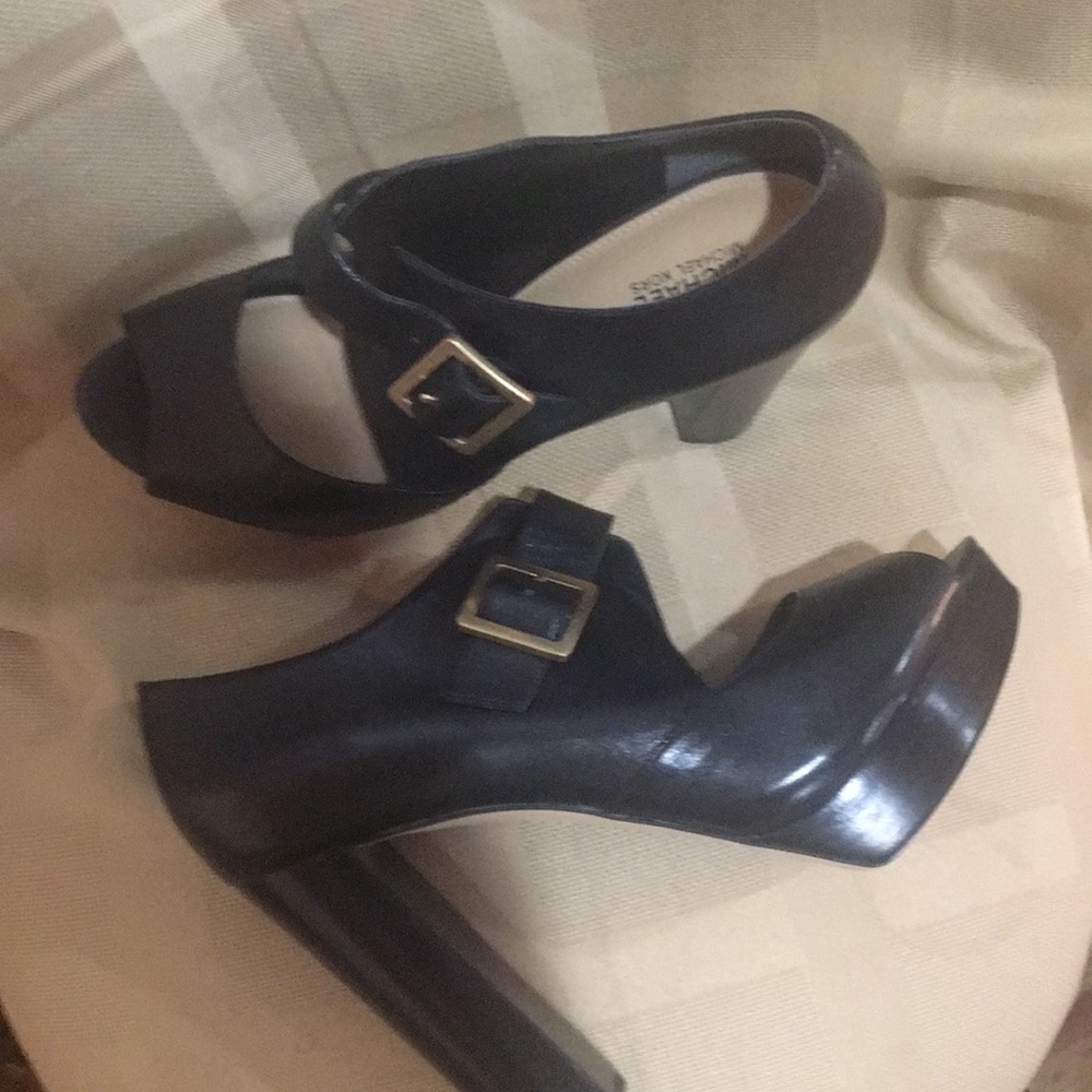 Shoes - Picture 3 of 4